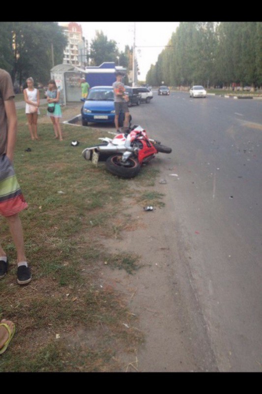 Ехавший «на козле» байкер врезался в автомобиль