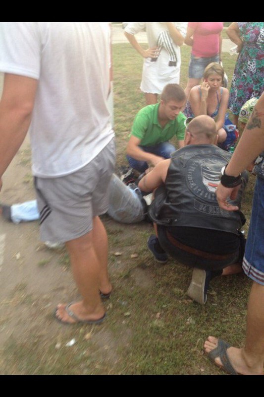 Ехавший «на козле» байкер врезался в автомобиль