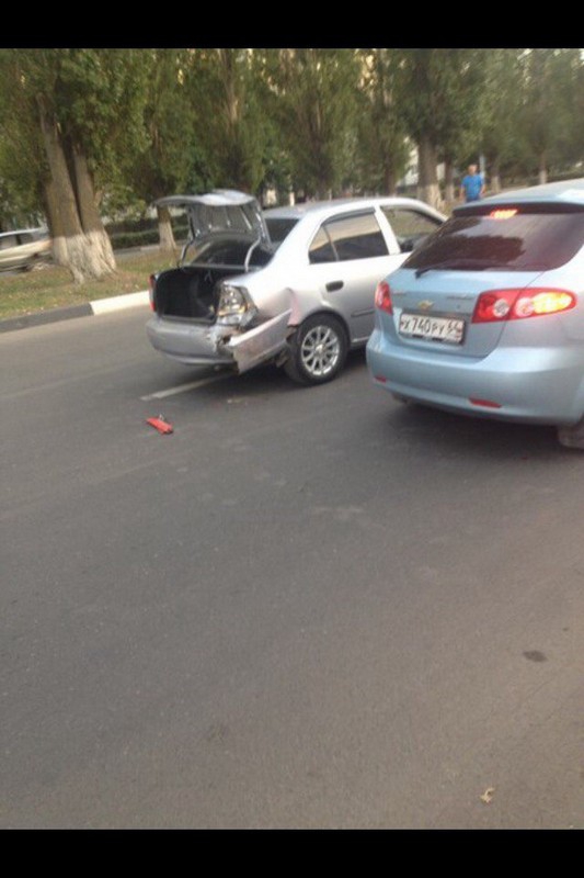 Ехавший «на козле» байкер врезался в автомобиль