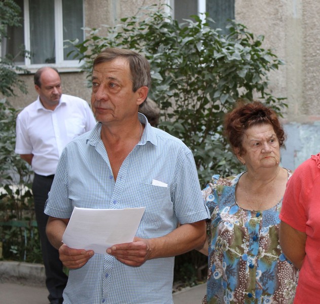 Жильцы дома на Тельмана пожаловались на скверный запах