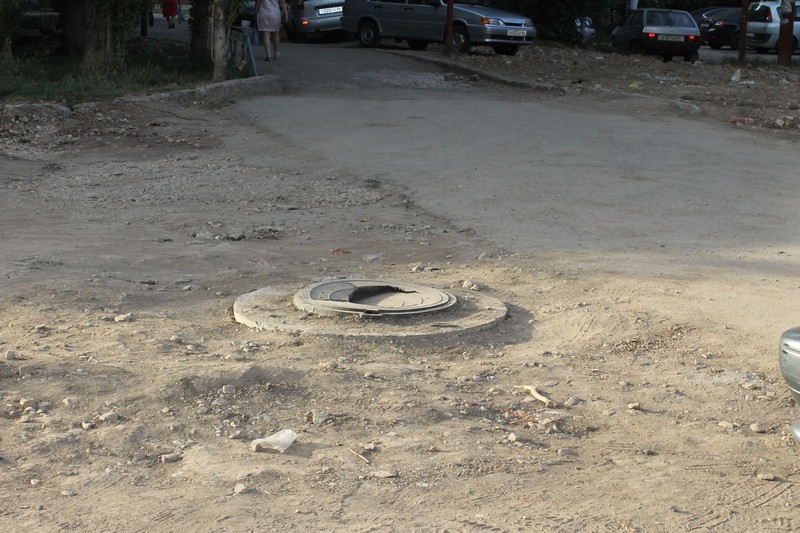 Жильцы дома на Тельмана пожаловались на скверный запах