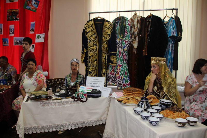 Педагогическая конференция началась с опозданием из-за хлебосольства и песнопений