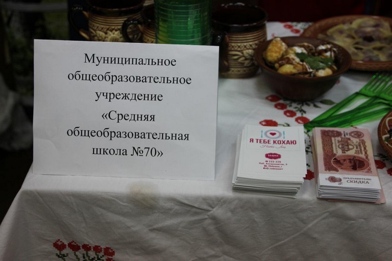 Педагогическая конференция началась с опозданием из-за хлебосольства и песнопений