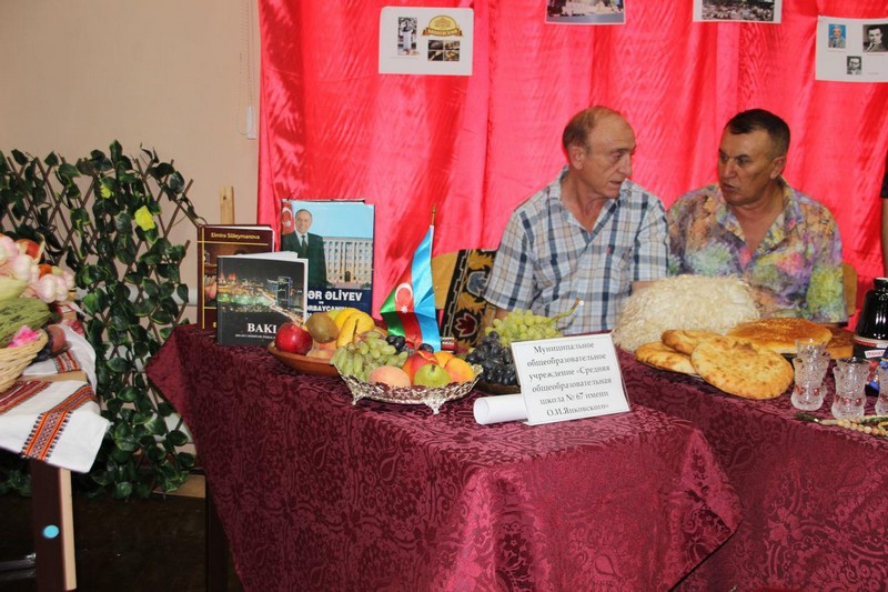 Педагогическая конференция началась с опозданием из-за хлебосольства и песнопений