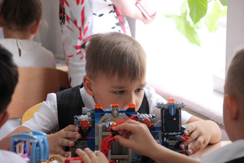 Педагогическая конференция началась с опозданием из-за хлебосольства и песнопений