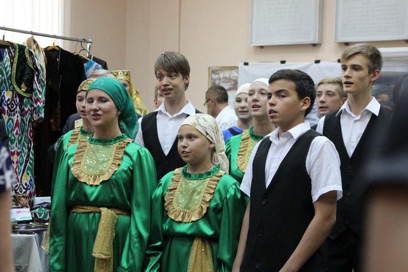 Педагогическая конференция началась с опозданием из-за хлебосольства и песнопений