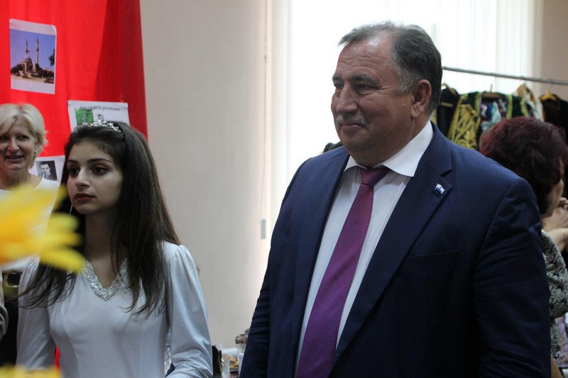 Педагогическая конференция началась с опозданием из-за хлебосольства и песнопений