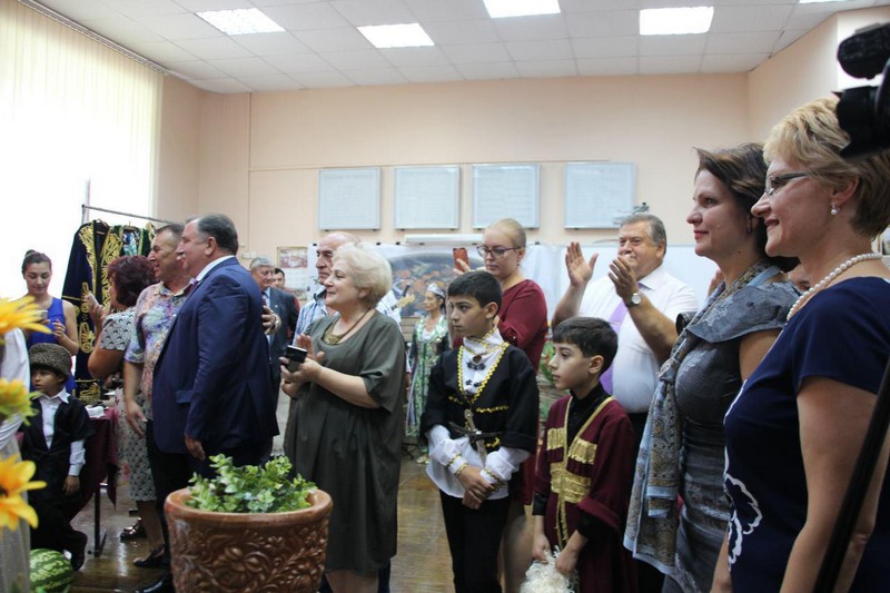 Педагогическая конференция началась с опозданием из-за хлебосольства и песнопений