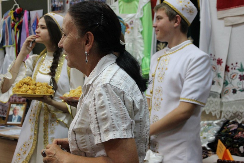 Педагогическая конференция началась с опозданием из-за хлебосольства и песнопений