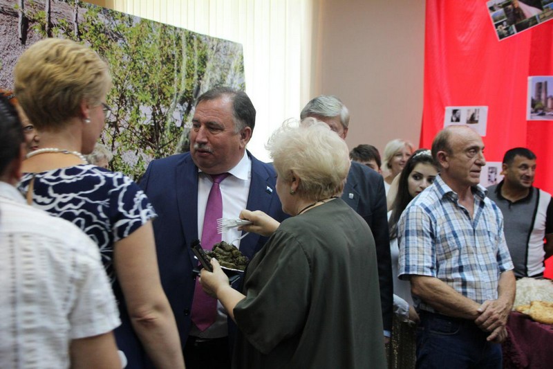 Педагогическая конференция началась с опозданием из-за хлебосольства и песнопений