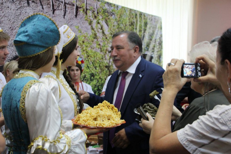 Педагогическая конференция началась с опозданием из-за хлебосольства и песнопений