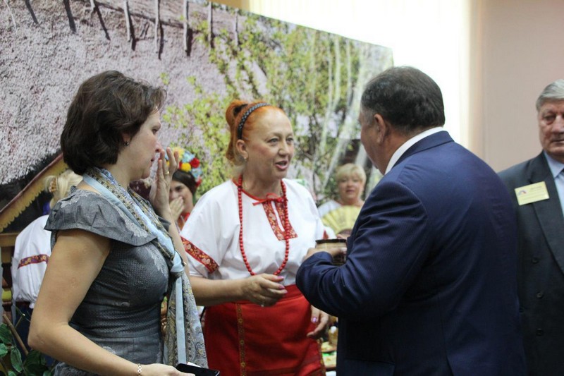 Педагогическая конференция началась с опозданием из-за хлебосольства и песнопений