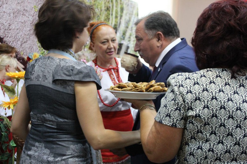 Педагогическая конференция началась с опозданием из-за хлебосольства и песнопений