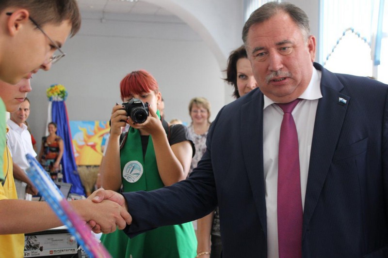 Педагогическая конференция началась с опозданием из-за хлебосольства и песнопений