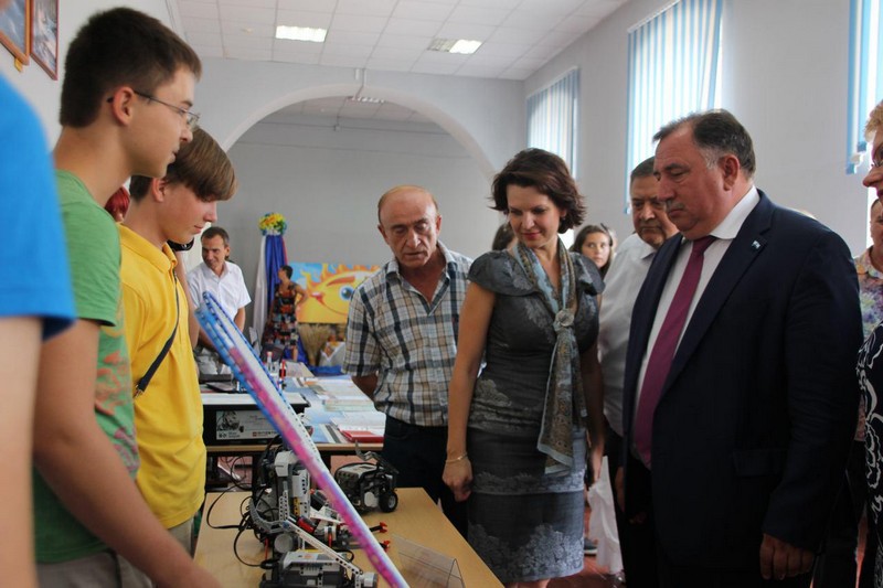 Педагогическая конференция началась с опозданием из-за хлебосольства и песнопений