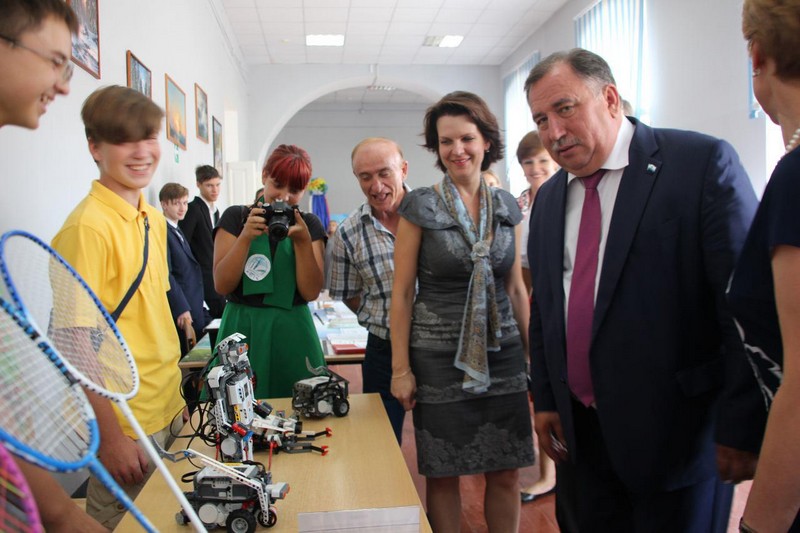 Педагогическая конференция началась с опозданием из-за хлебосольства и песнопений