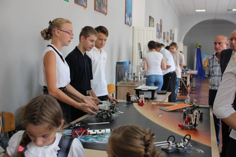 Педагогическая конференция началась с опозданием из-за хлебосольства и песнопений