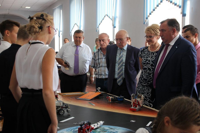 Педагогическая конференция началась с опозданием из-за хлебосольства и песнопений