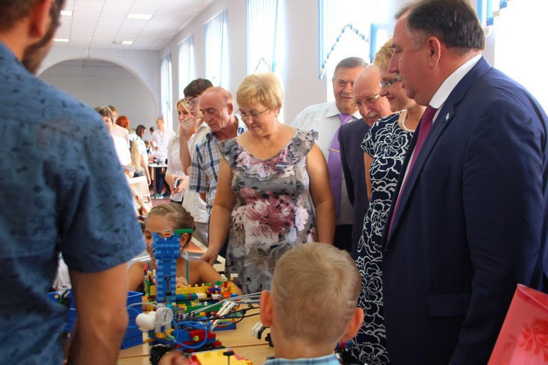 Педагогическая конференция началась с опозданием из-за хлебосольства и песнопений