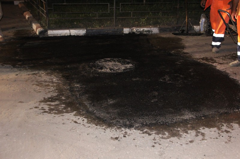 Члены Общественной палаты своими силами заасфальтировали большую яму в Саратове