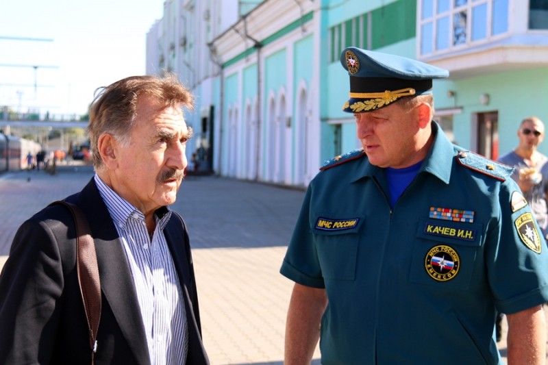 Генерал Качев встретил на вокзале телеведущего Леонида Каневского