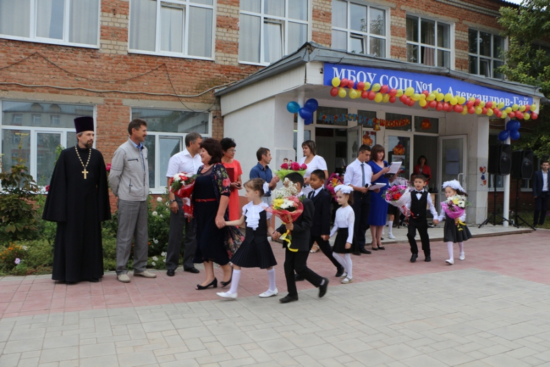 Вячеслав Володин пожелал школьникам слушать учителей и радовать родителей