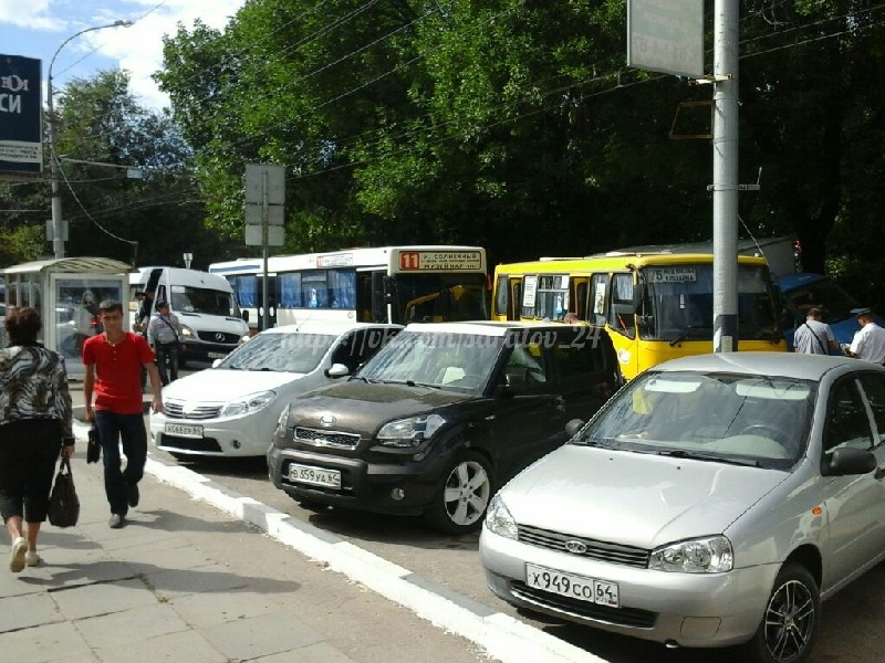 «ГАЗель» пыталась объехать пробку по бордюру и врезалась в автобус
