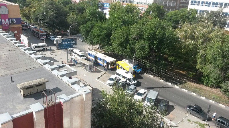 «ГАЗель» пыталась объехать пробку по бордюру и врезалась в автобус