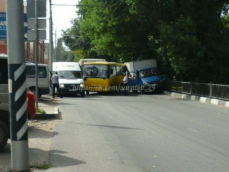 «ГАЗель» пыталась объехать пробку по бордюру и врезалась в автобус