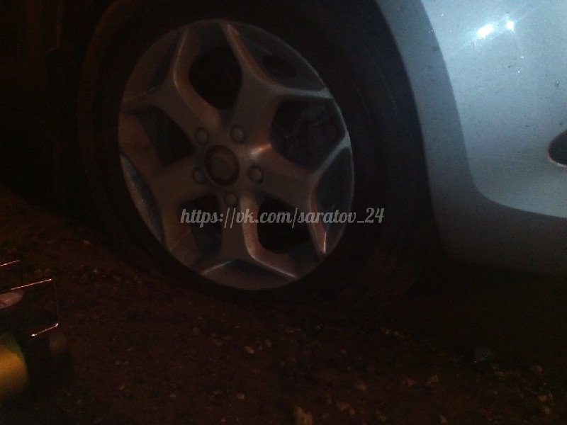 У автосалона из-за колодца на дороге повредились несколько машин