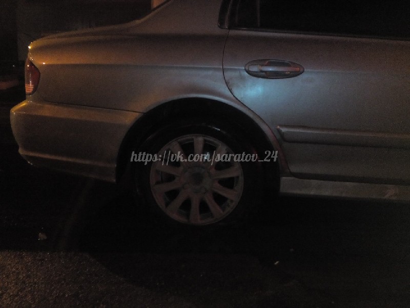 У автосалона из-за колодца на дороге повредились несколько машин