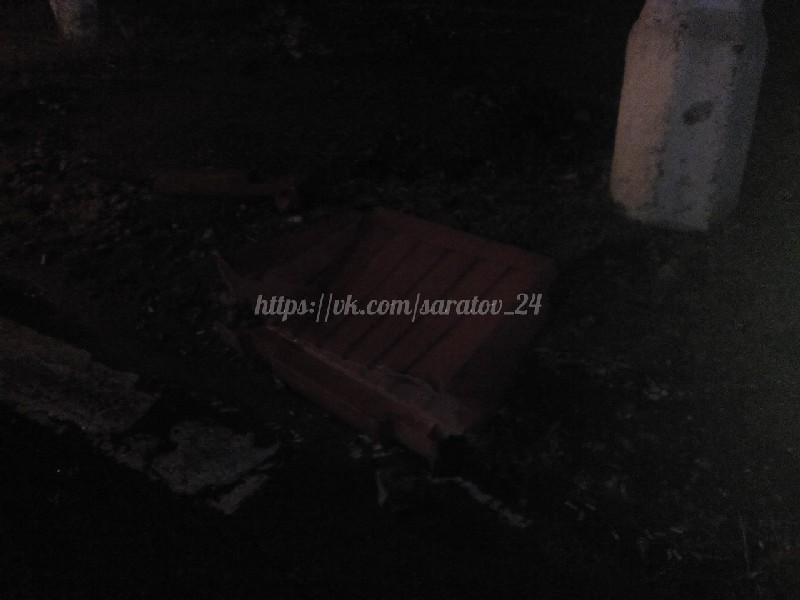 У автосалона из-за колодца на дороге повредились несколько машин