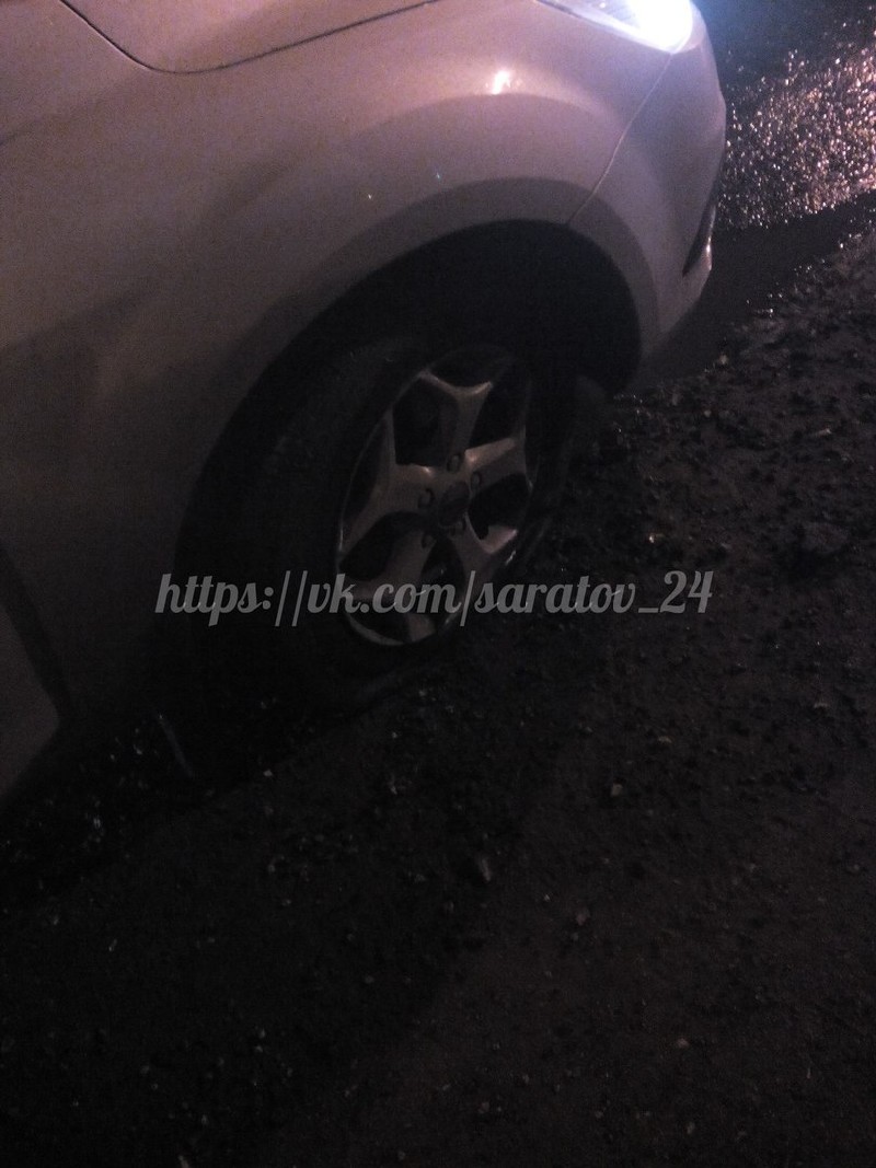 У автосалона из-за колодца на дороге повредились несколько машин