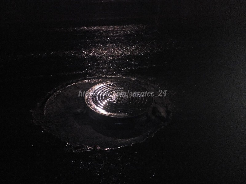 У автосалона из-за колодца на дороге повредились несколько машин