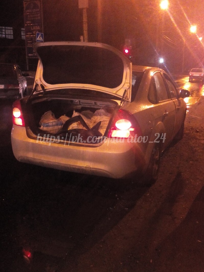 У автосалона из-за колодца на дороге повредились несколько машин