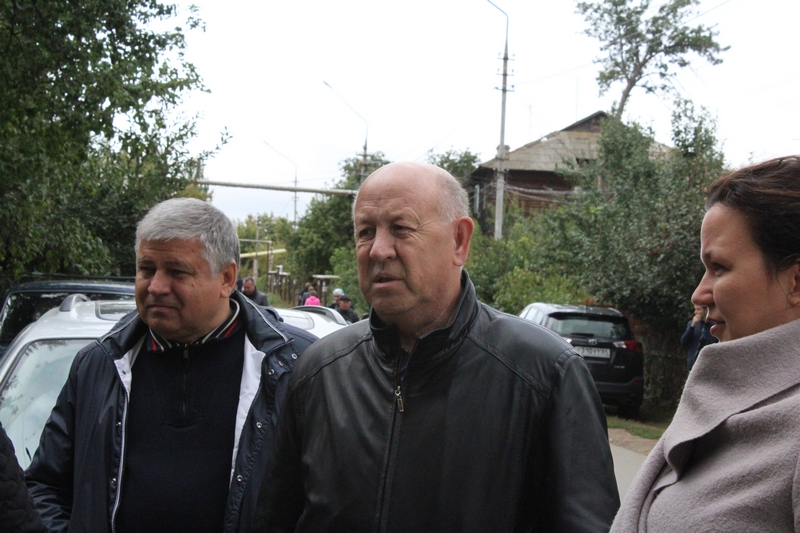 Губернатора возле избирательного участка подкараулили обманутые дольщики