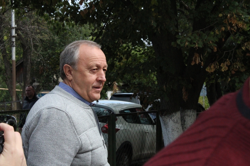 Губернатора возле избирательного участка подкараулили обманутые дольщики