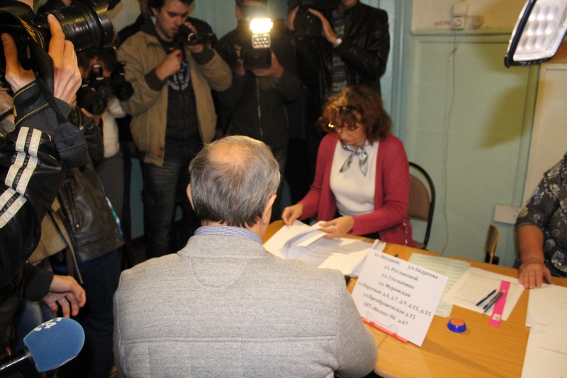 Губернатора возле избирательного участка подкараулили обманутые дольщики