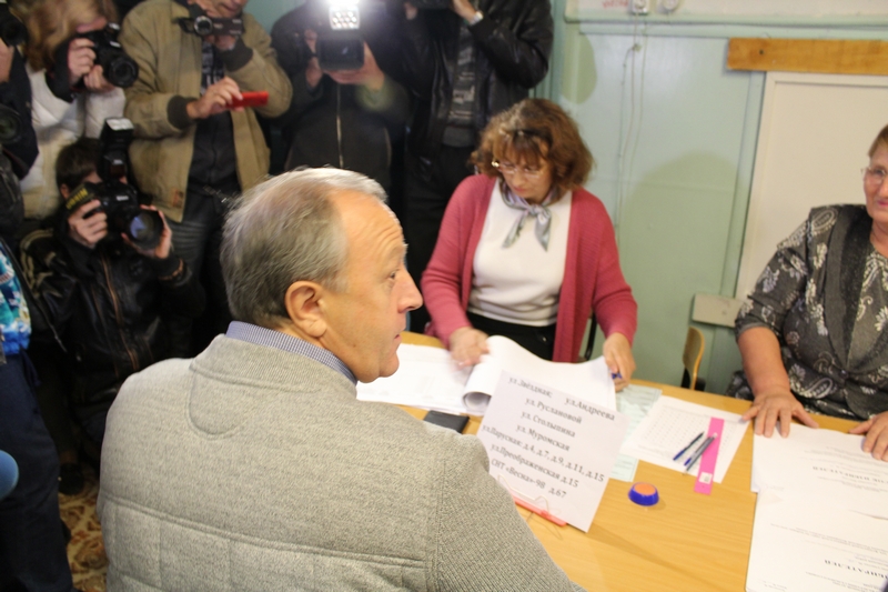 Губернатора возле избирательного участка подкараулили обманутые дольщики