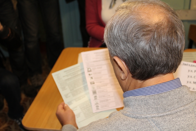 Губернатора возле избирательного участка подкараулили обманутые дольщики