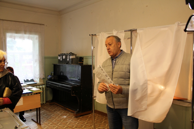 Губернатора возле избирательного участка подкараулили обманутые дольщики