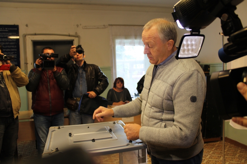 Губернатора возле избирательного участка подкараулили обманутые дольщики