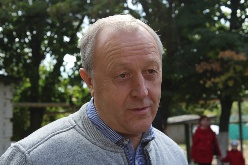 Губернатора возле избирательного участка подкараулили обманутые дольщики