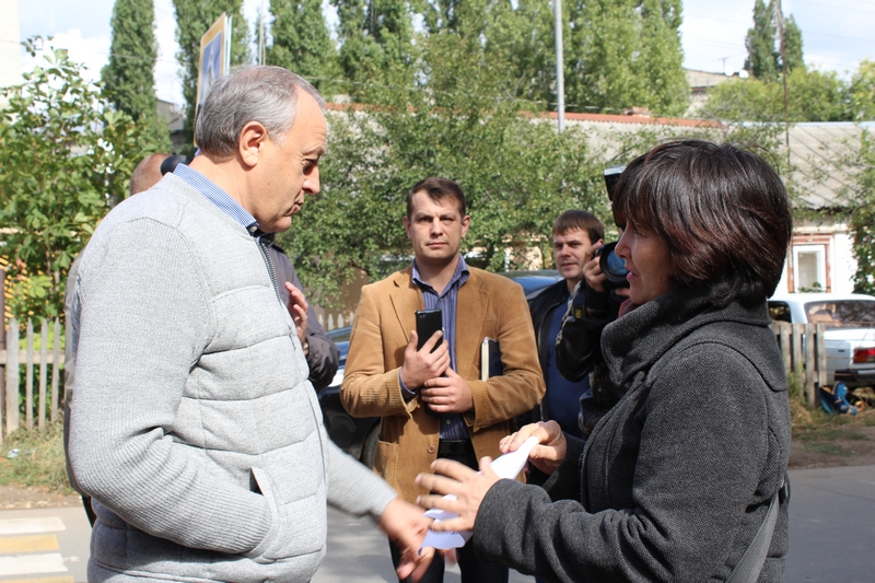 Губернатора возле избирательного участка подкараулили обманутые дольщики