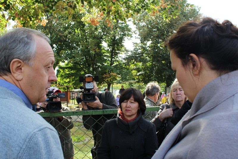 Губернатора возле избирательного участка подкараулили обманутые дольщики