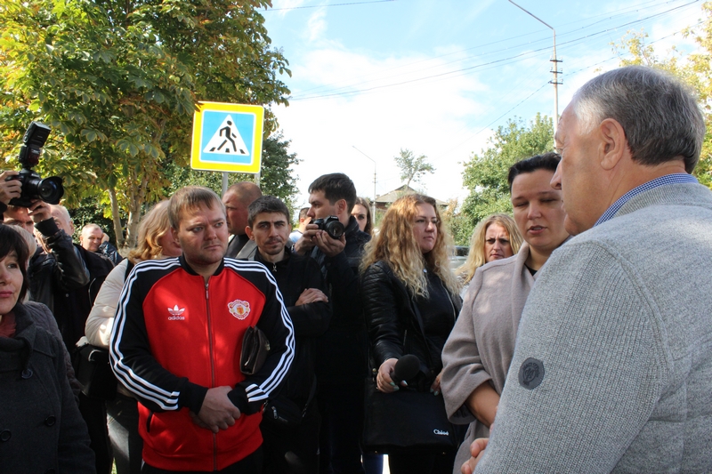 Губернатора возле избирательного участка подкараулили обманутые дольщики