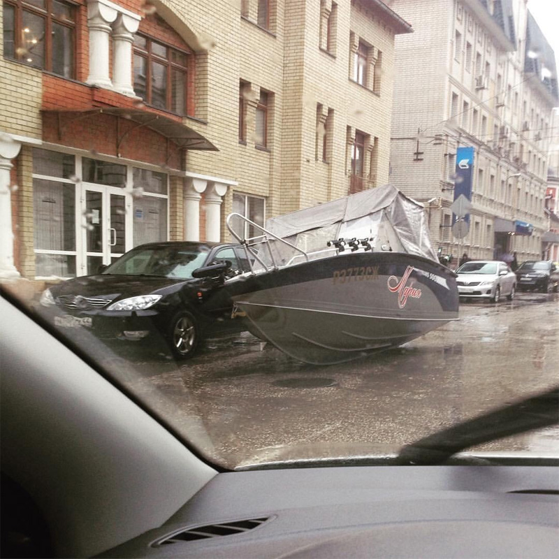 У салона красоты на Лермонтова «припарковали» катер