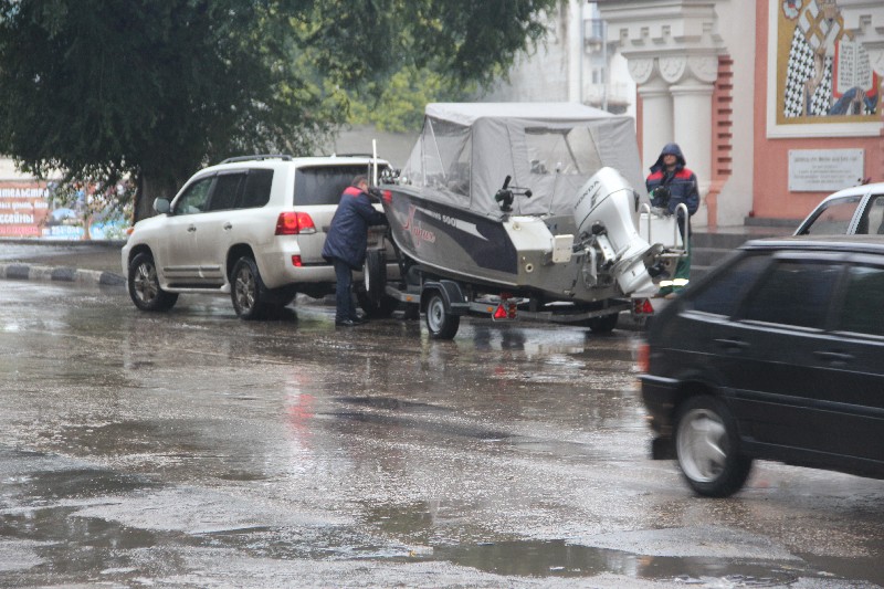У салона красоты на Лермонтова «припарковали» катер