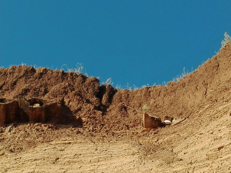 Очевидец: Из обрыва над Волгой торчат гробы со скелетами