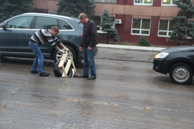 В Саратове пять машин попали в один открытый люк